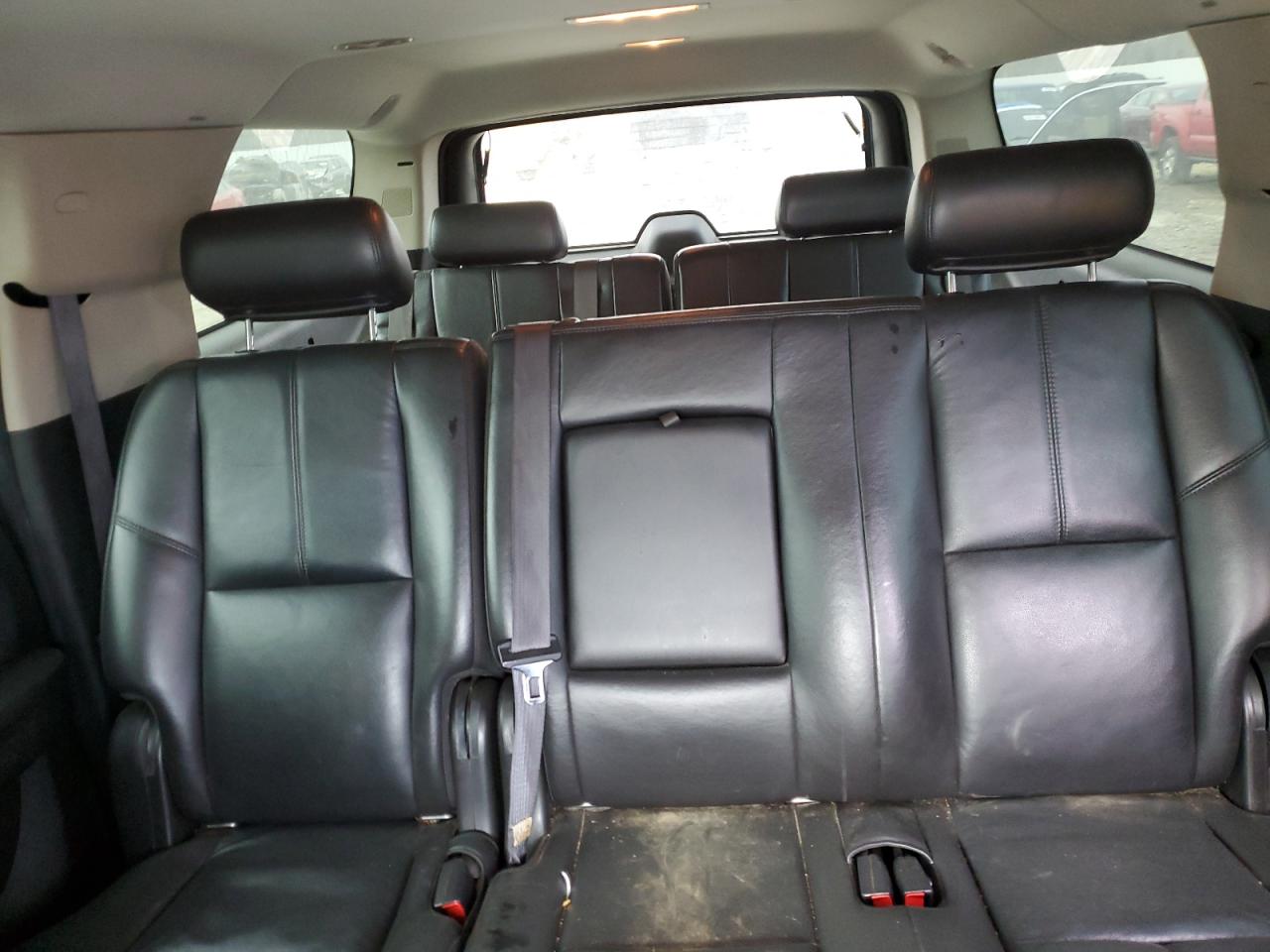 2009 Chevrolet Suburban - Image 10