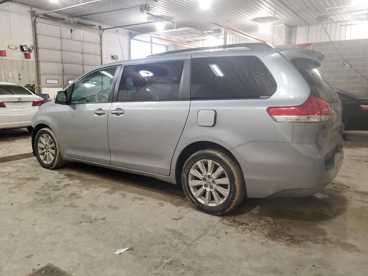 2014 Toyota Sienna - Image 2