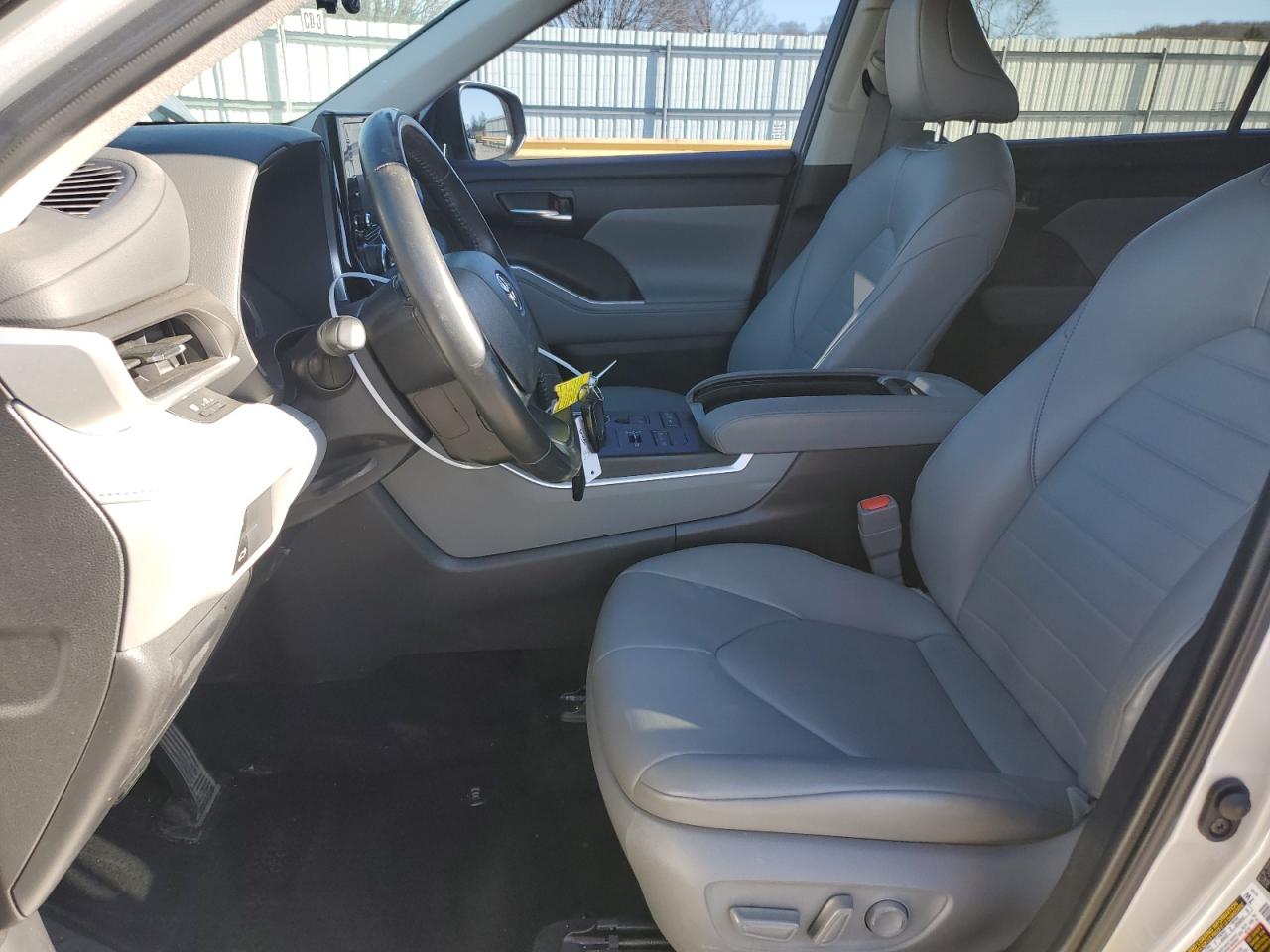 2022 Toyota Highlander - Image 7