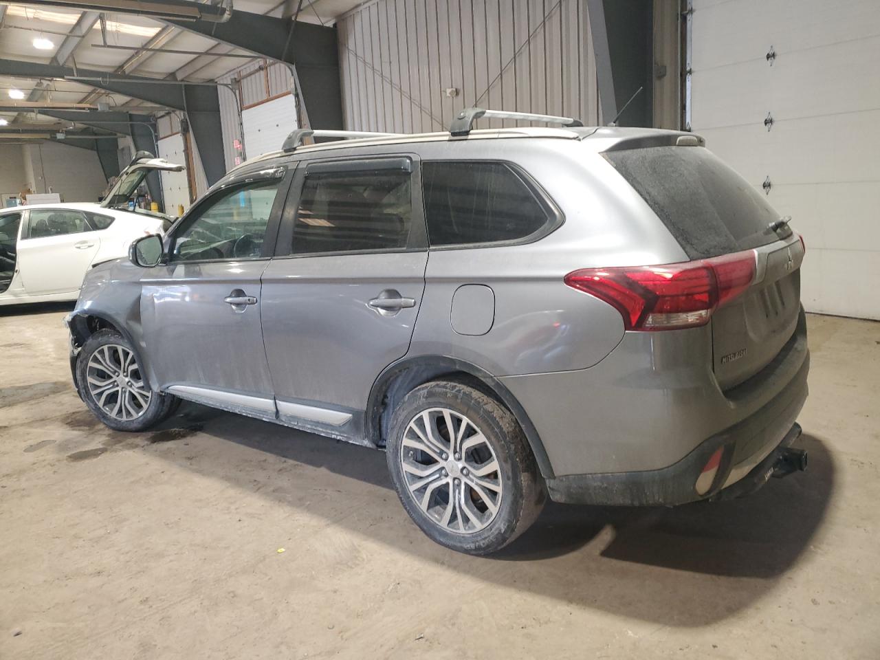 2016 Mitsubishi Outlander - Image 2