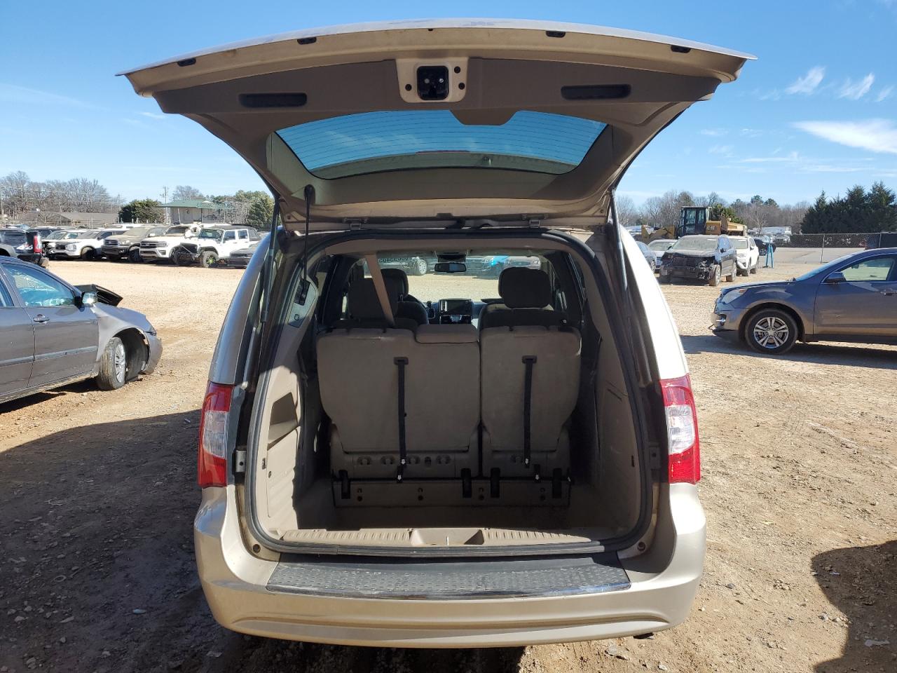 2015 Chrysler Town & Country - Image 6
