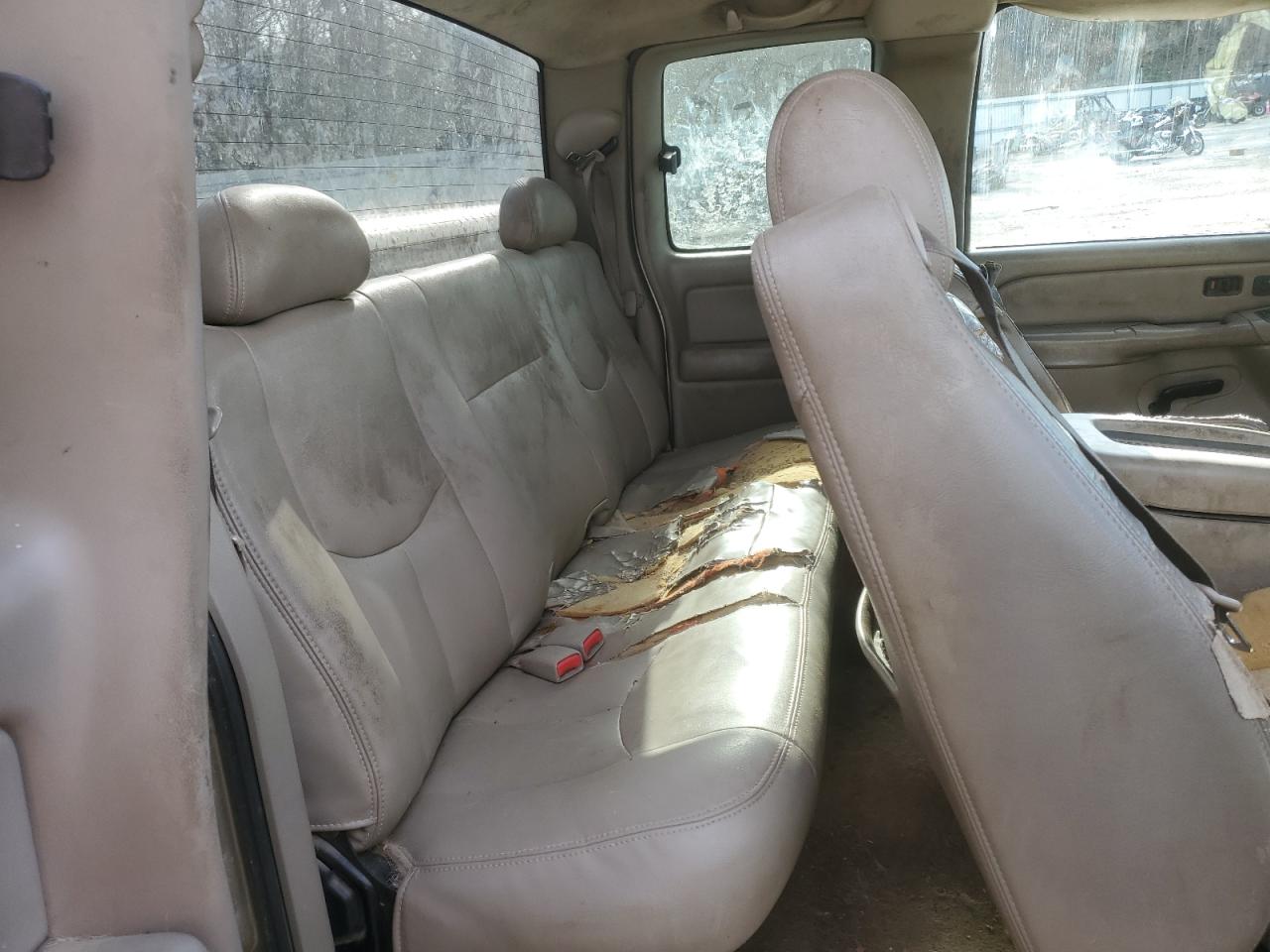 2004 Chevrolet Silverado - Image 11