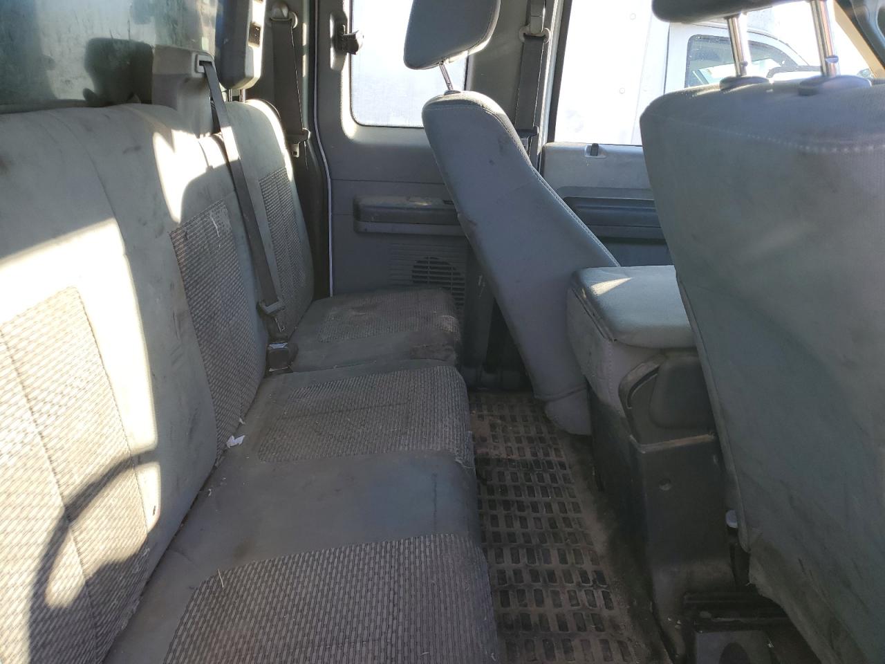 2011 Ford F550 - Image 10