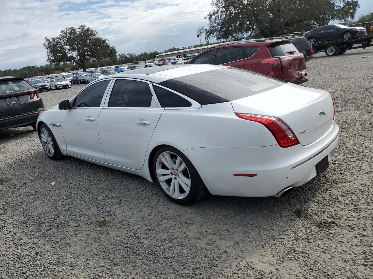 2011 Jaguar XJ - Image 2