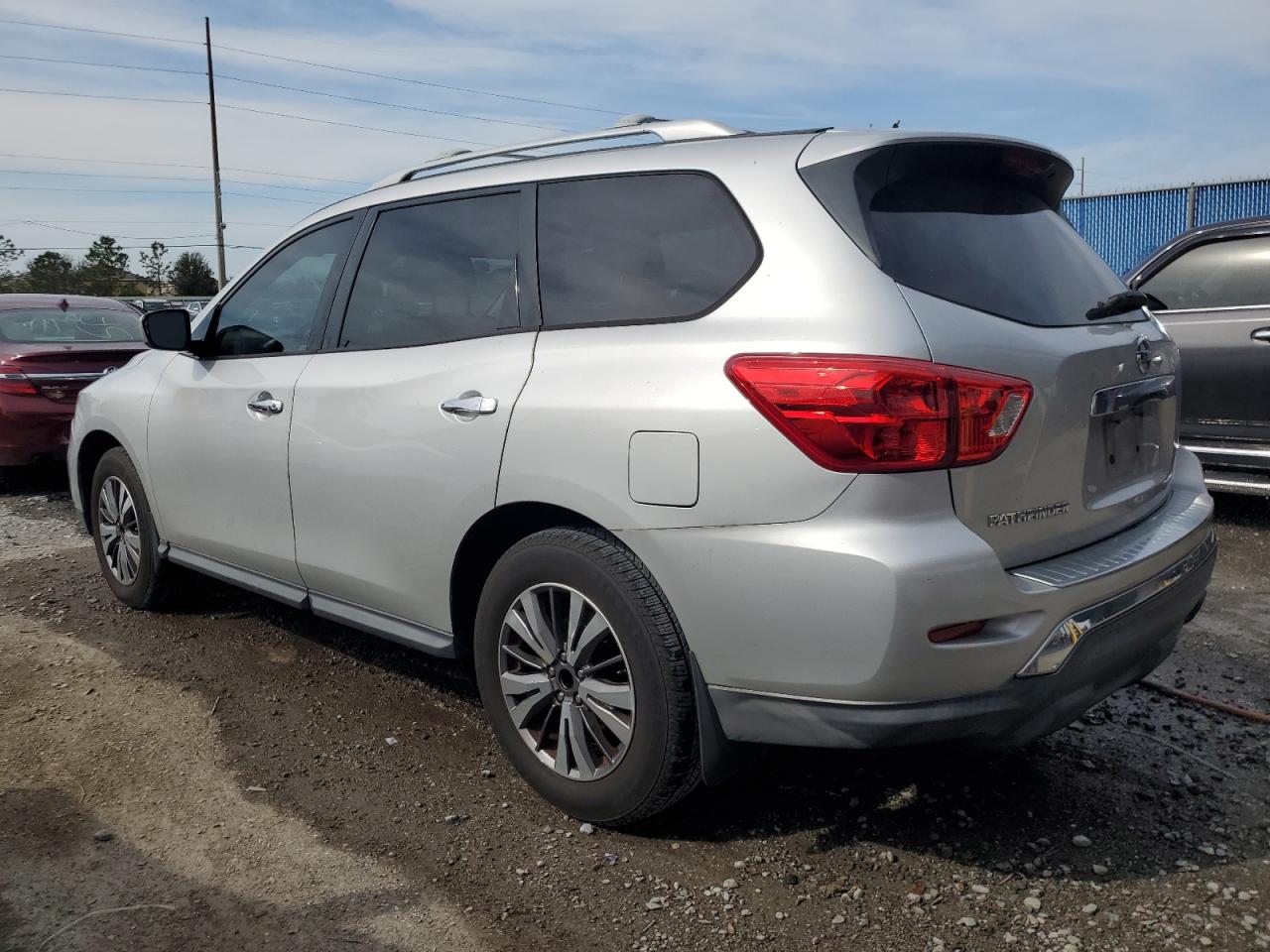 2017 Nissan Pathfinder - Image 2