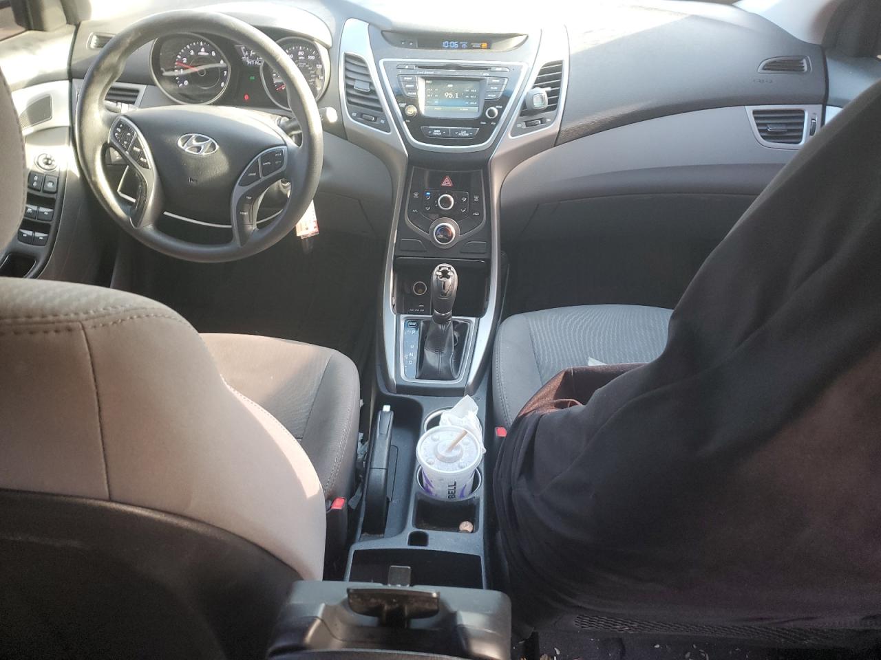 2016 Hyundai Elantra - Image 8