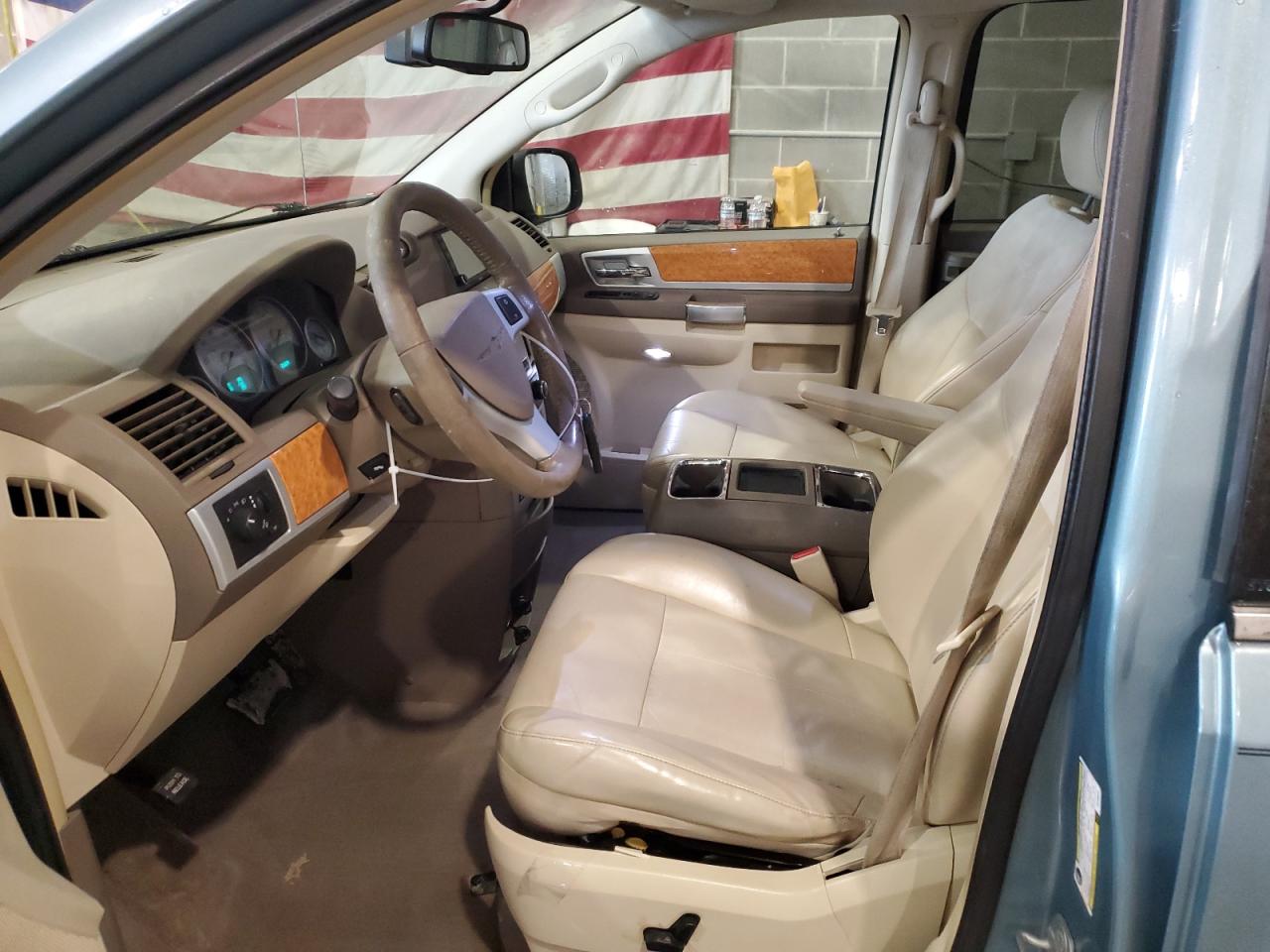 2010 Chrysler Town & Country - Image 7