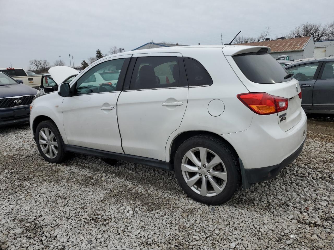 2015 Mitsubishi Outlander - Image 2