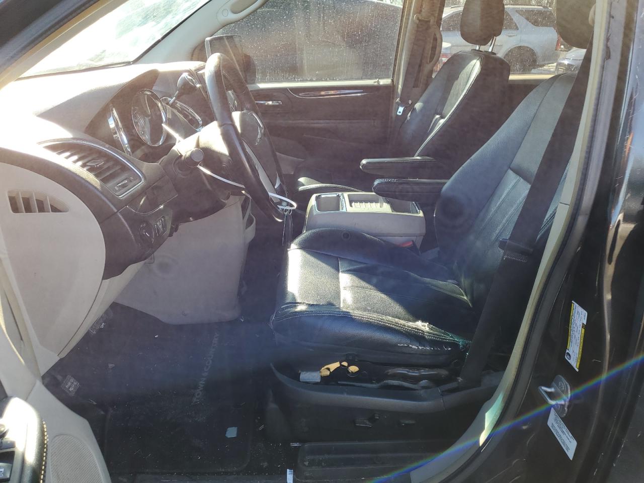 2014 Chrysler Town & Country - Image 7