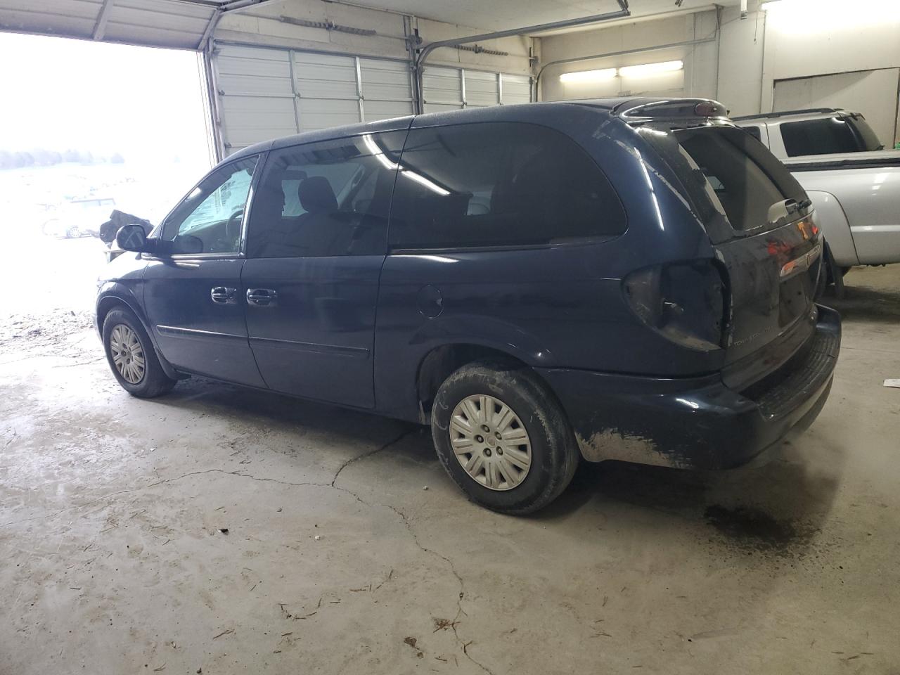 2005 Chrysler Town & Country - Image 2