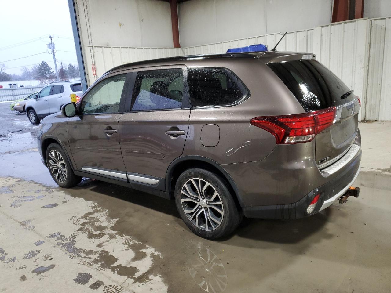 2016 Mitsubishi Outlander - Image 2