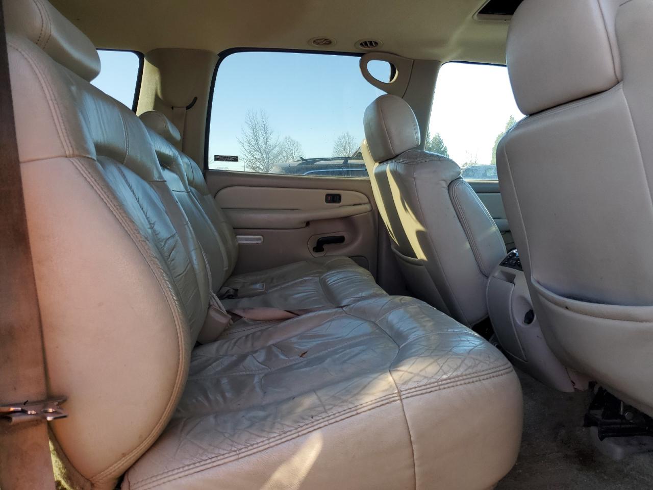 2001 Chevrolet Suburban - Image 12