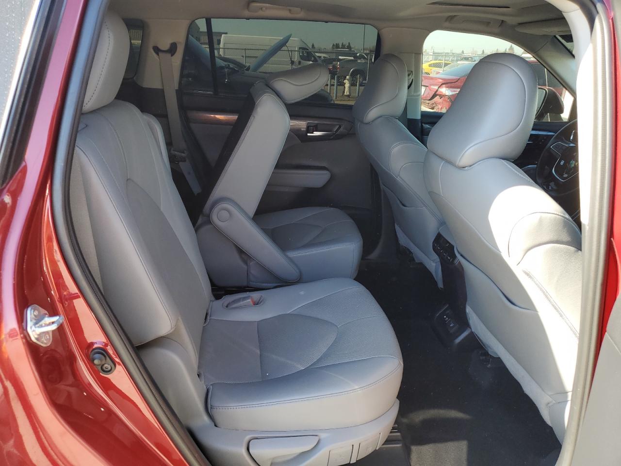 2021 Toyota Highlander - Image 11