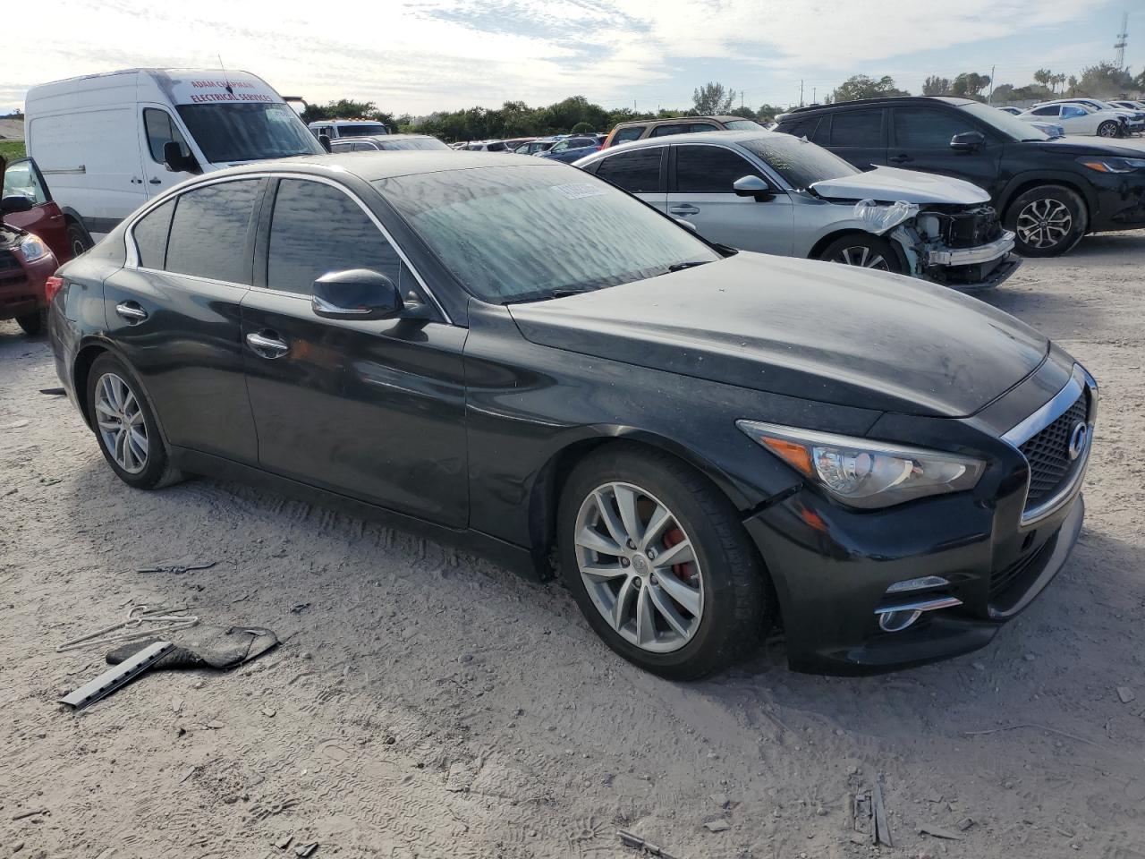 VIN JN1BV7AP5EM683573 2014 INFINITI Q50 no.4