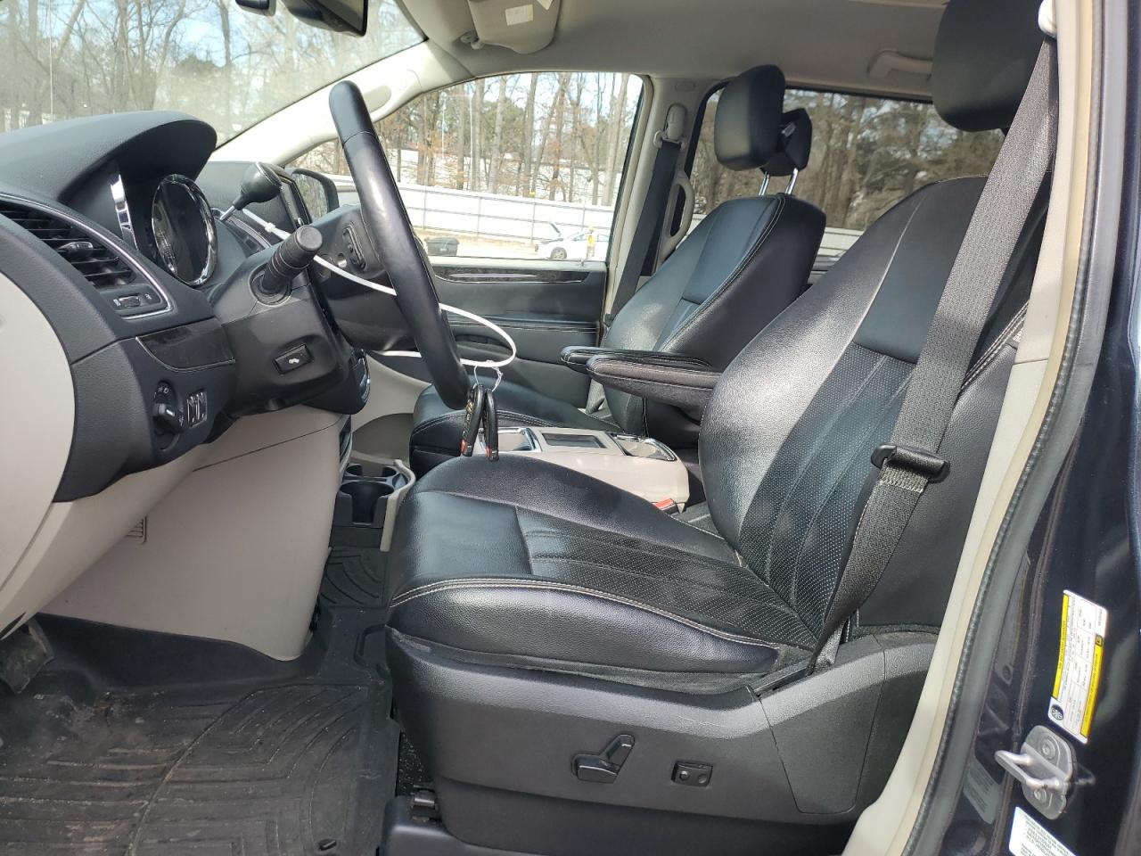 2014 Chrysler Town & Country - Image 7