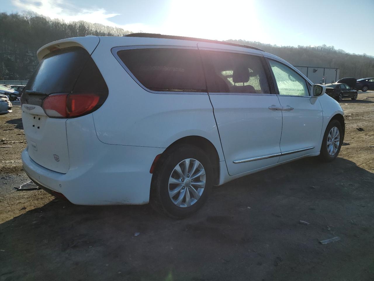 2017 Chrysler Pacifica - Image 3