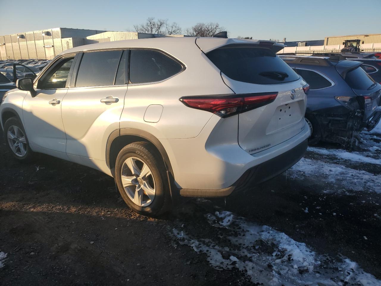 2022 Toyota Highlander - Image 2