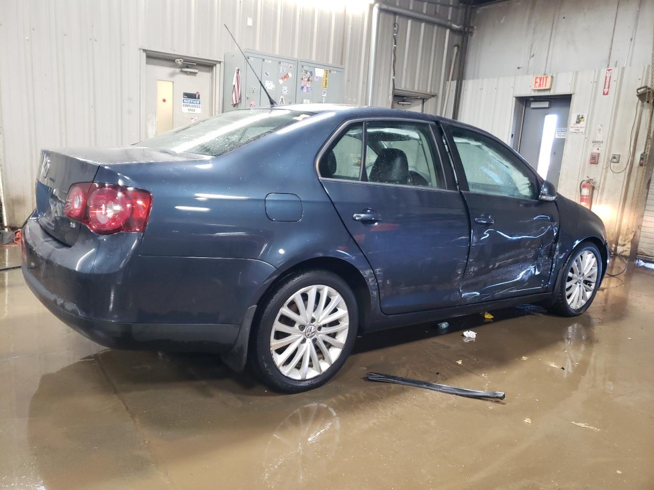 2010 Volkswagen Jetta - Image 3