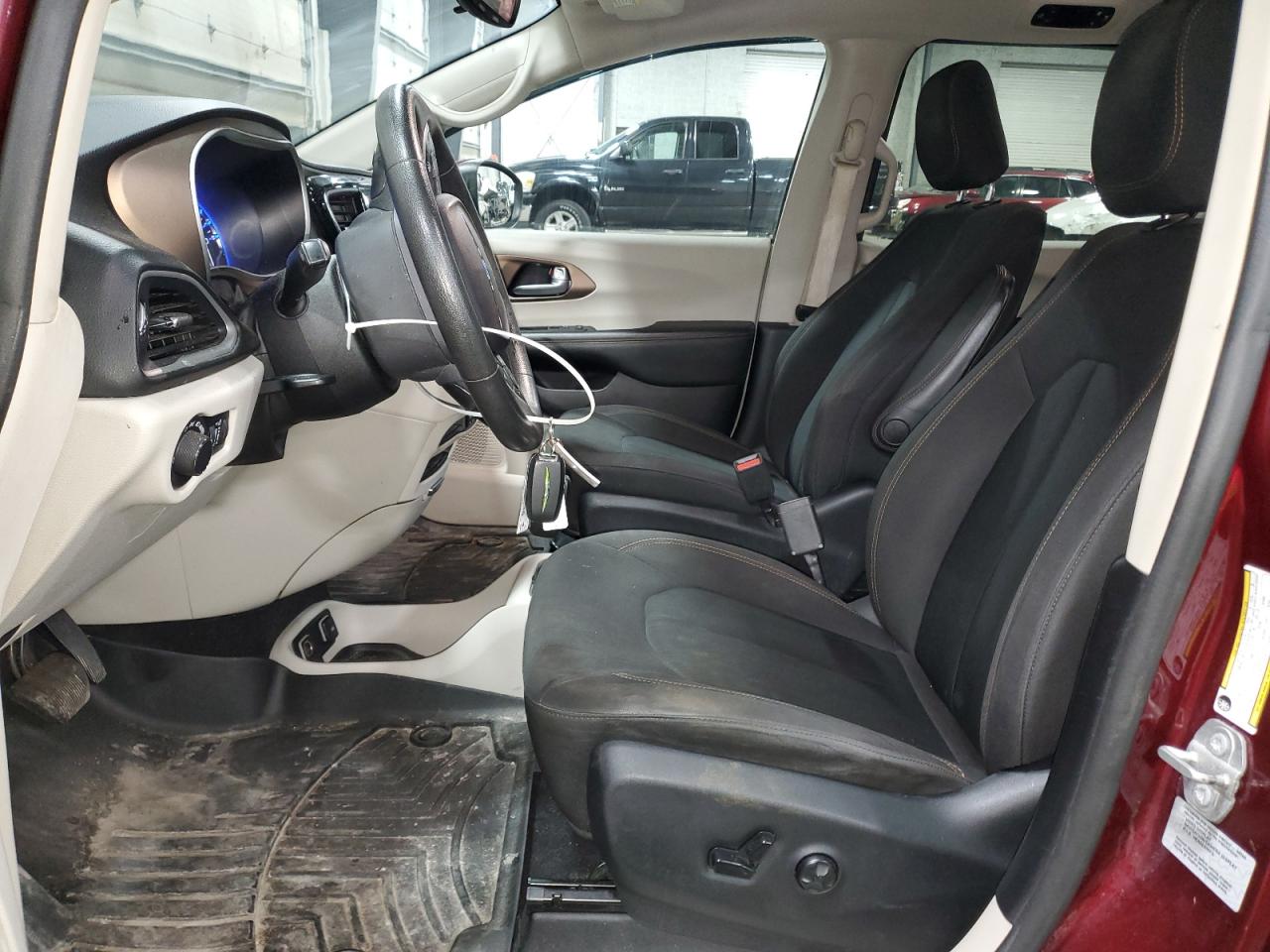 2017 Chrysler Pacifica - Image 7