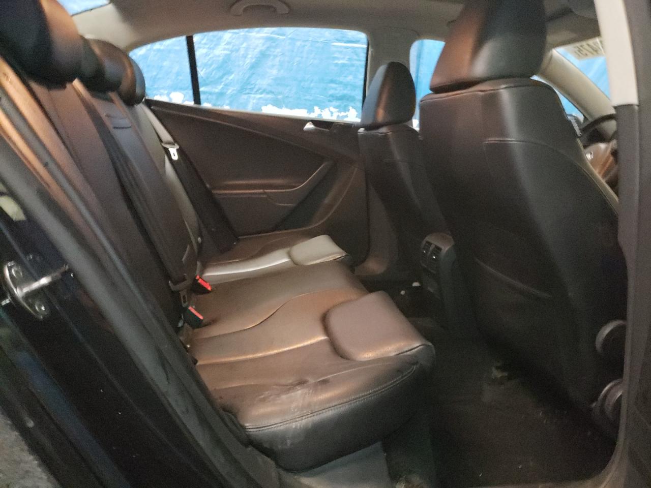 2010 Volkswagen Passat - Image 11
