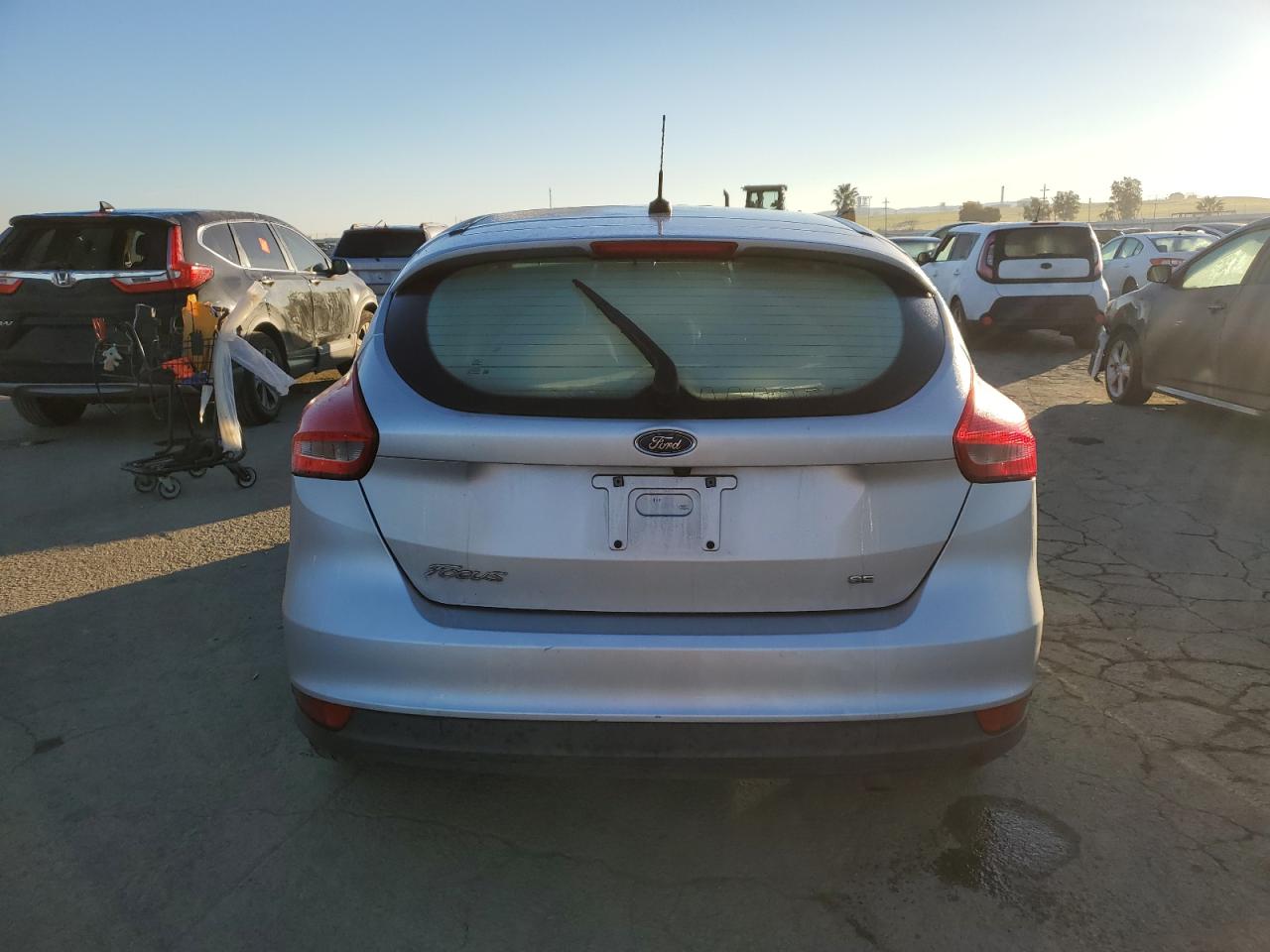 VIN 1FADP3K25JL273535 2018 FORD FOCUS no.6