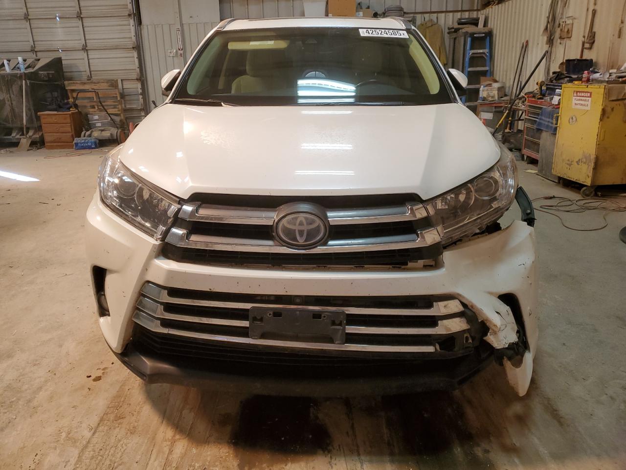 2017 Toyota Highlander - Image 5