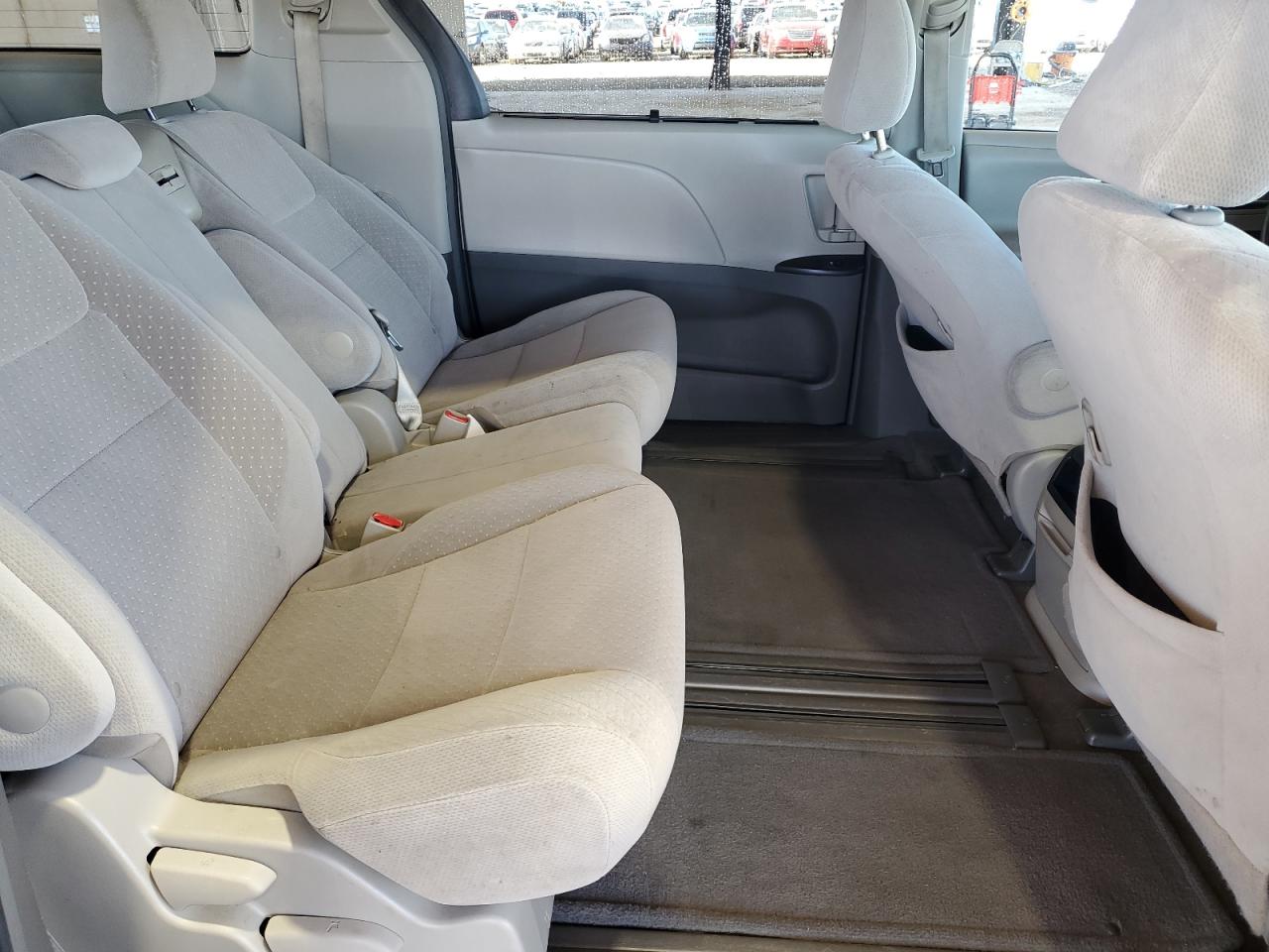 2015 Toyota Sienna - Image 11