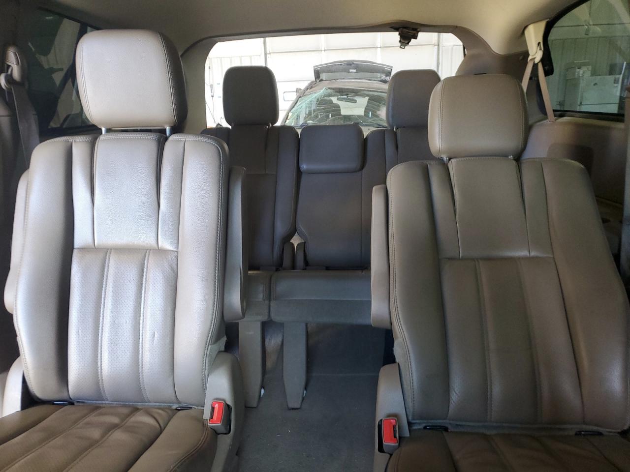 2012 Chrysler Town & Country - Image 10