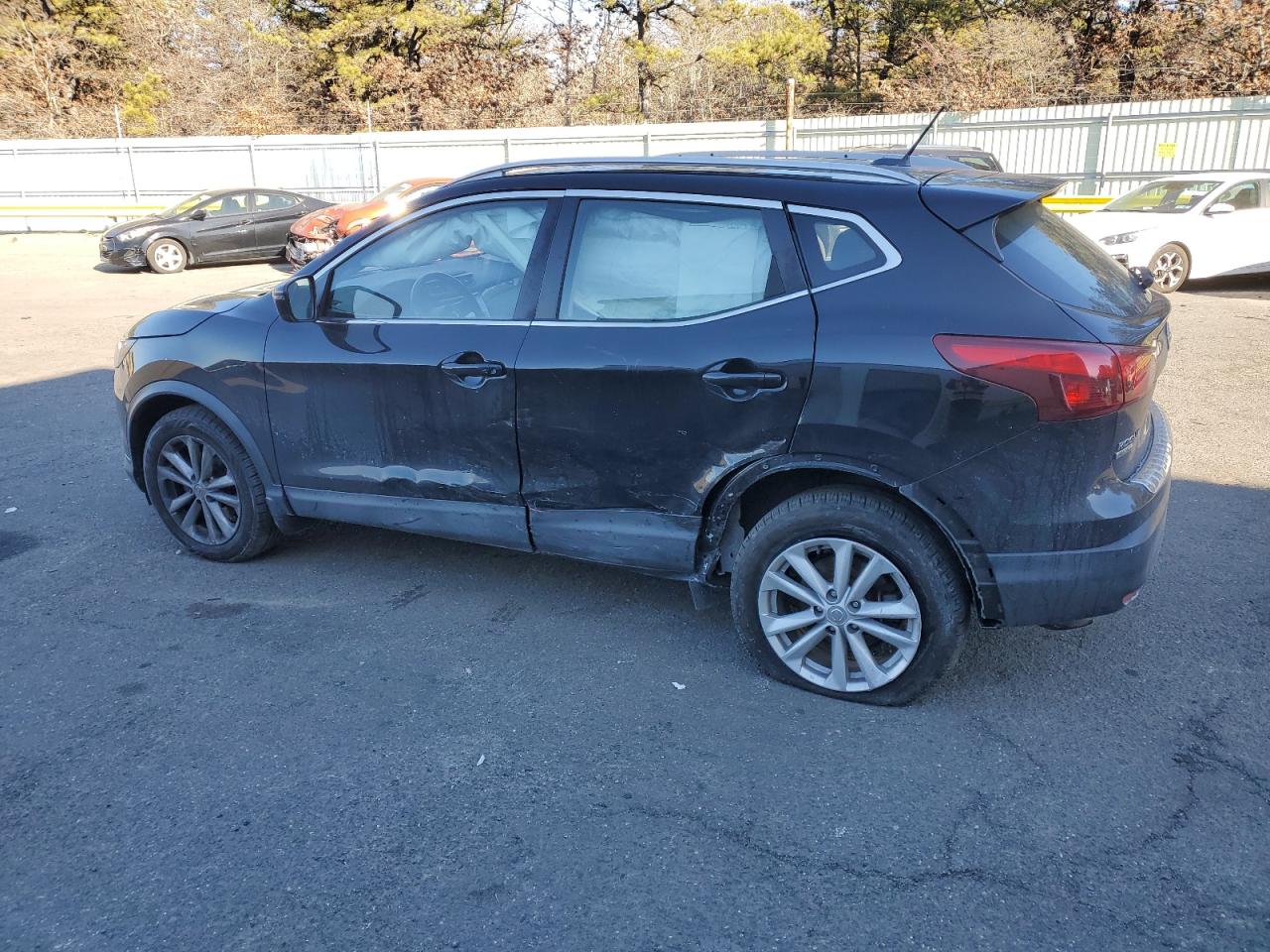 2017 Nissan Rogue - Image 2
