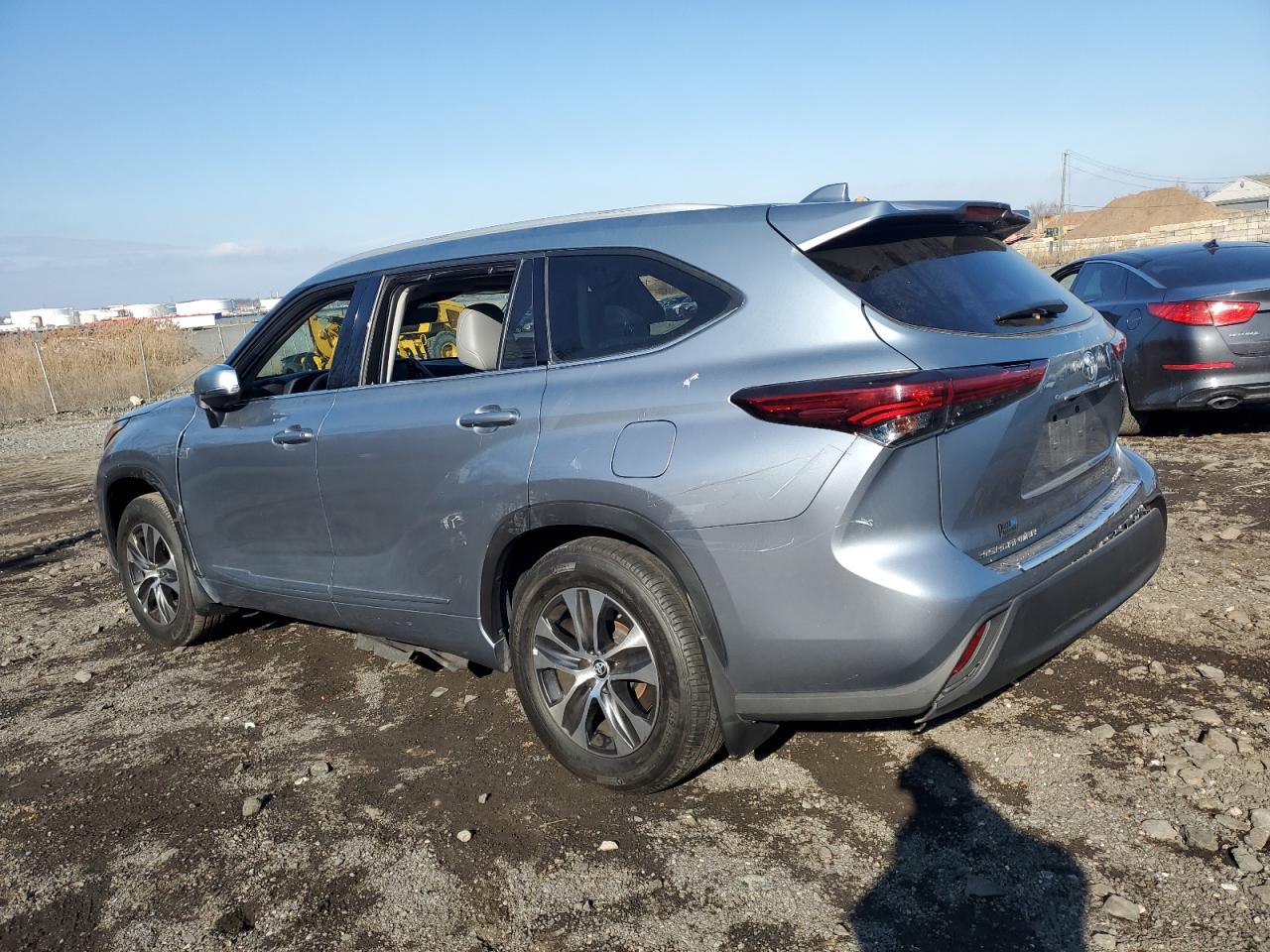 2022 Toyota Highlander - Image 2