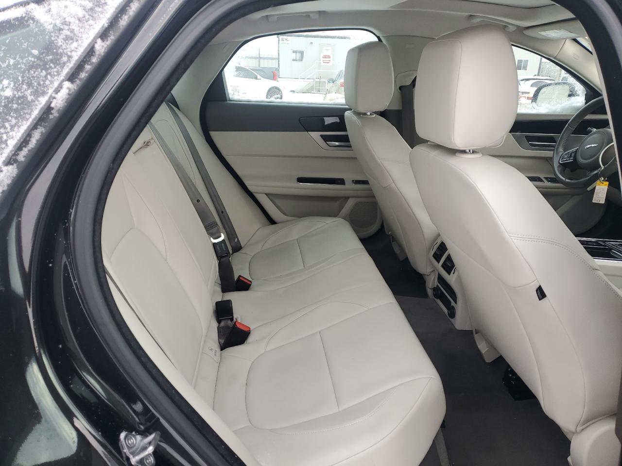 2016 Jaguar XF - Image 10