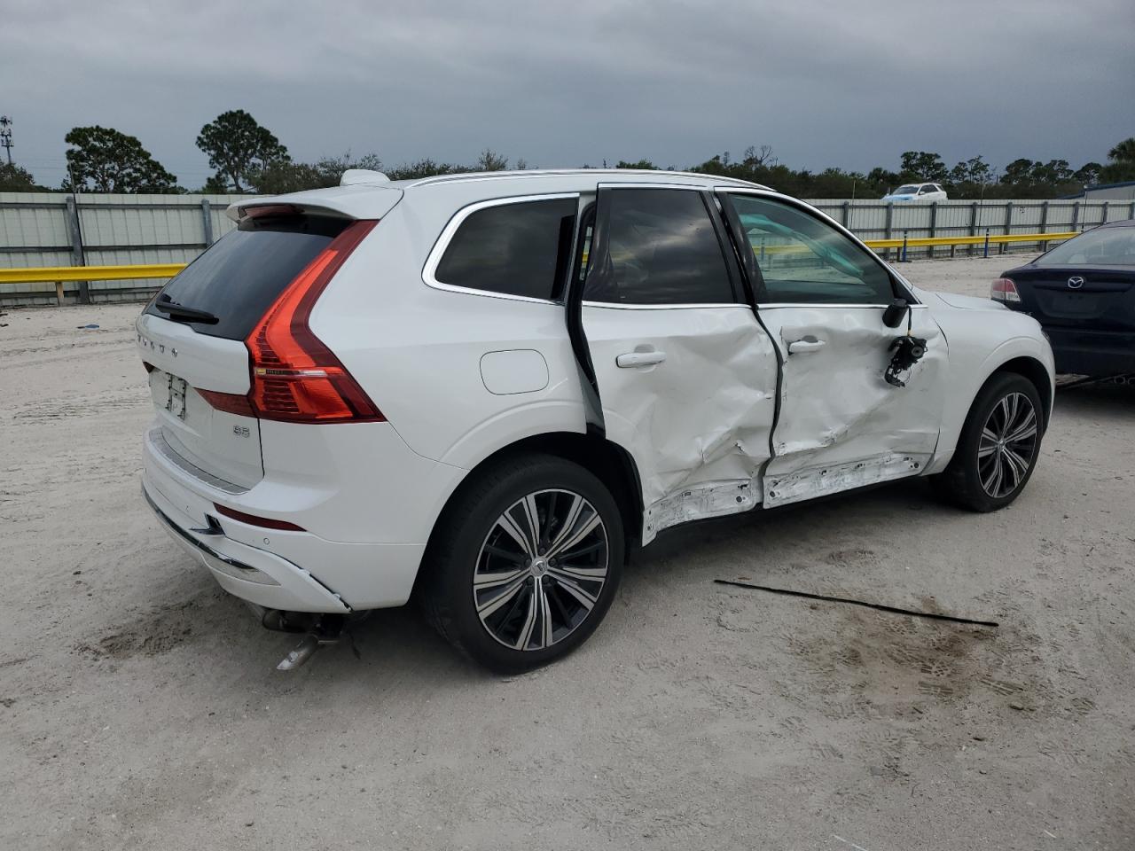 2022 Volvo XC60 - Image 3
