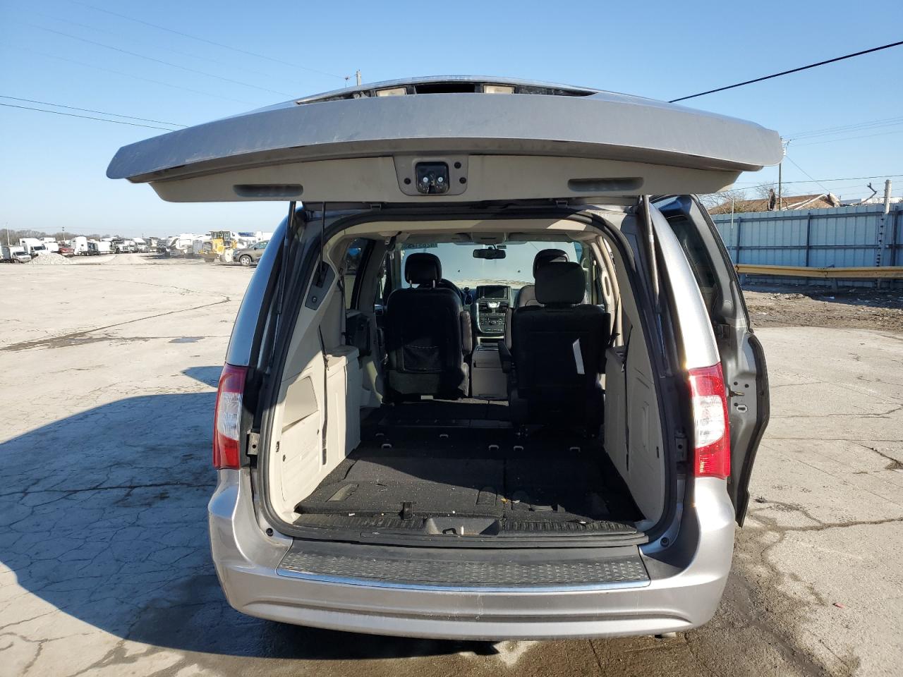 2014 Chrysler Town & Country - Image 6