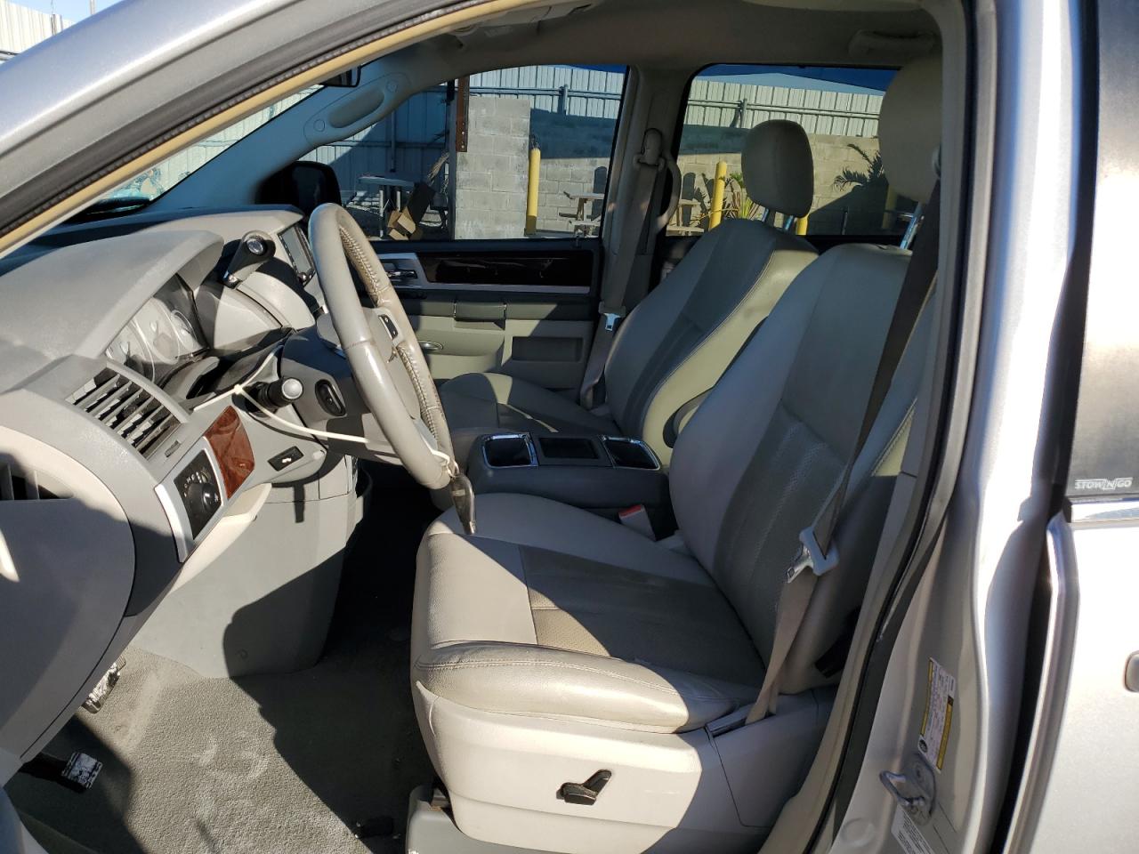2009 Chrysler Town & Country - Image 7