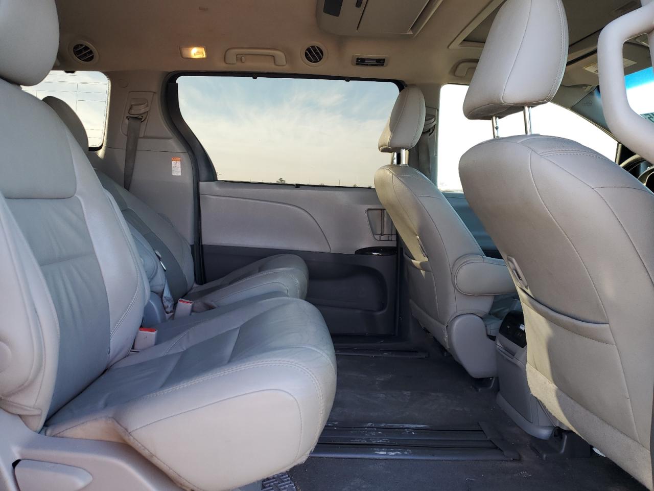2015 Toyota Sienna - Image 11