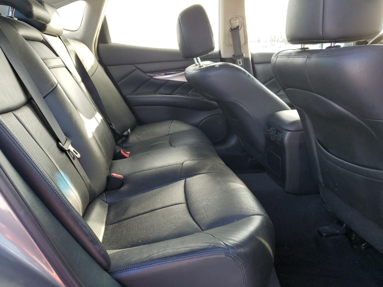2011 Infiniti M - Image 10