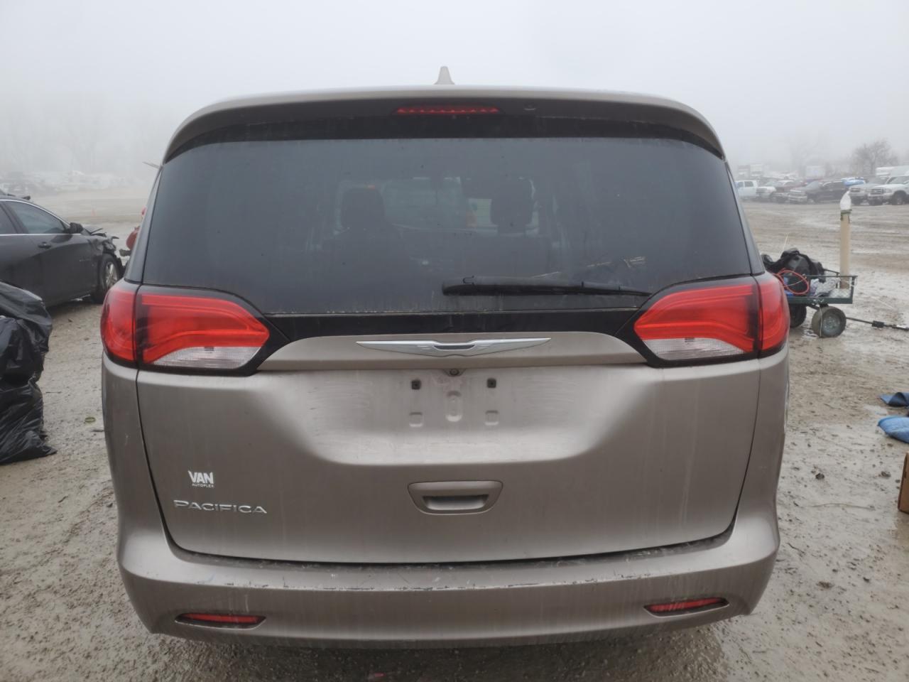 2017 Chrysler Pacifica - Image 6