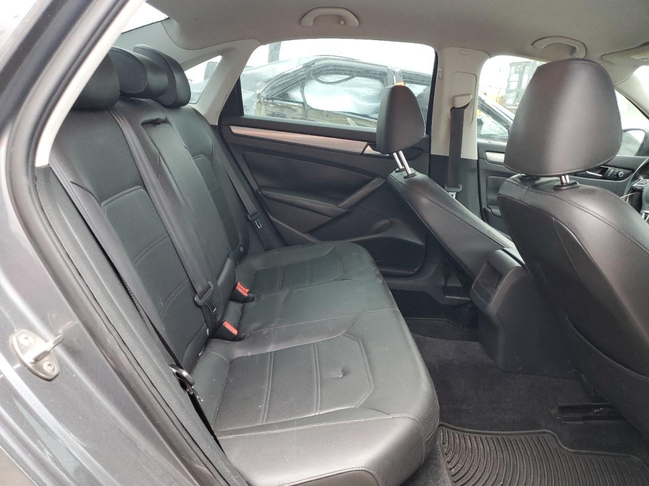 2015 Volkswagen Passat - Image 10