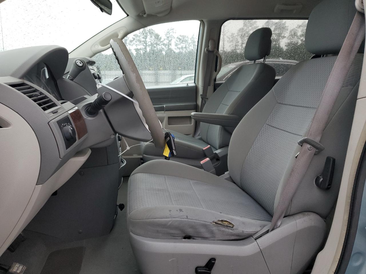 2010 Chrysler Town & Country - Image 7