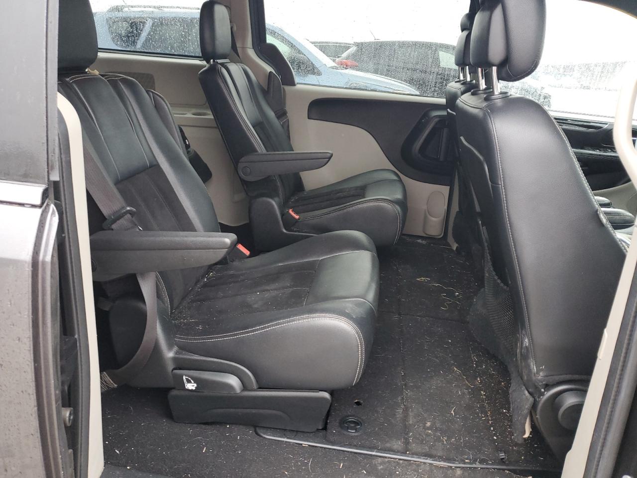 2017 Dodge Caravan - Image 11