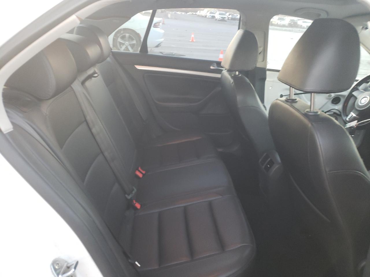 2010 Volkswagen Jetta - Image 10