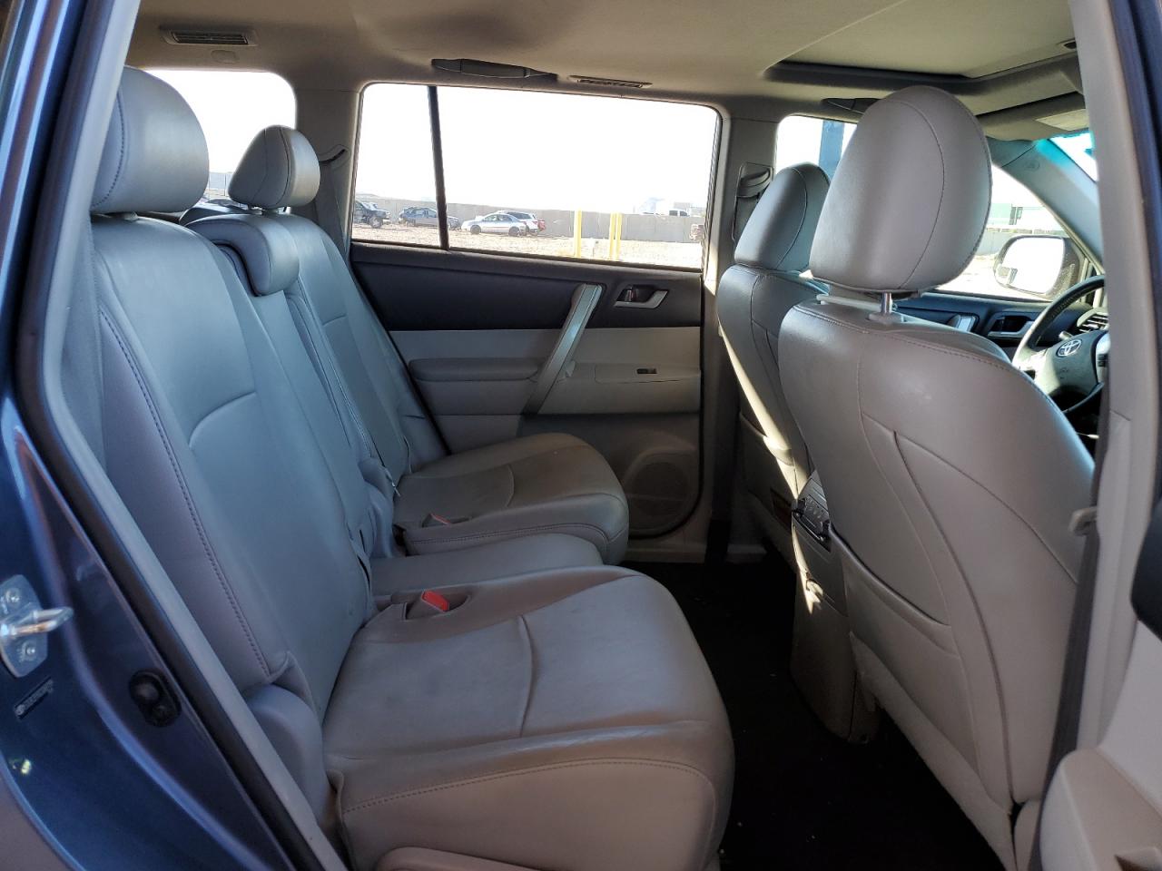 2012 Toyota Highlander - Image 11