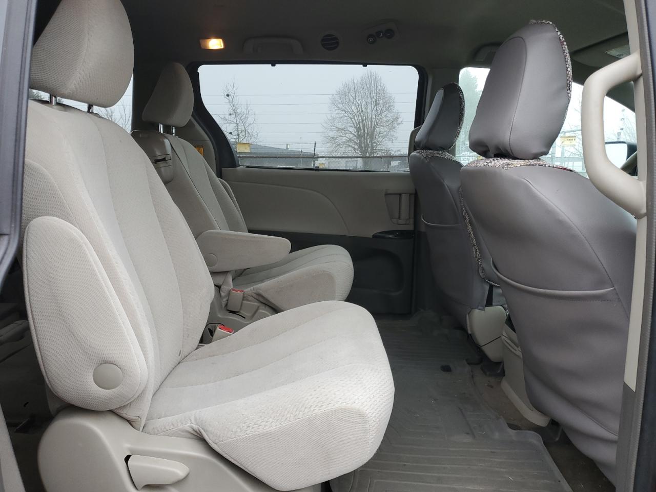 2011 Toyota Sienna - Image 11