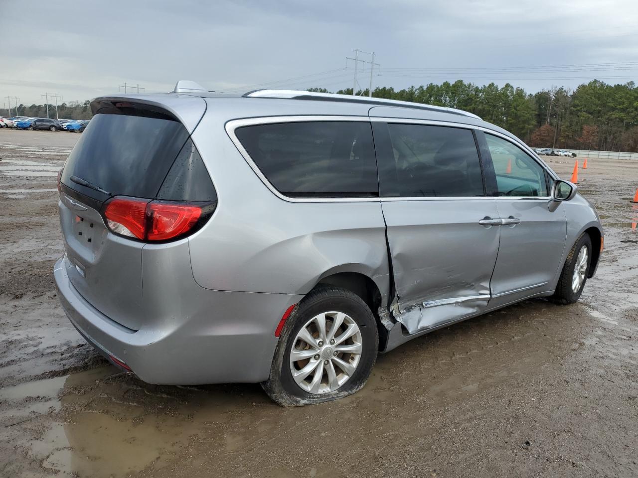 2018 Chrysler Pacifica - Image 3
