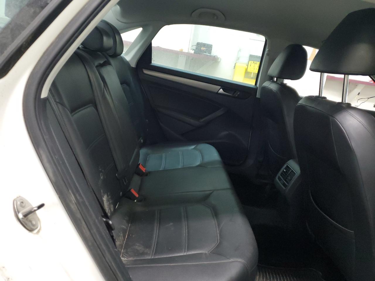 2014 Volkswagen Passat - Image 10