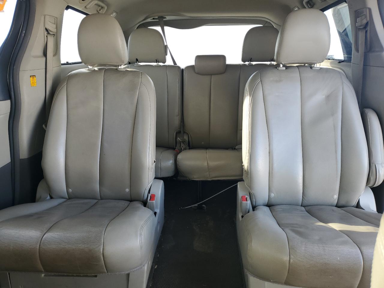2011 Toyota Sienna - Image 10