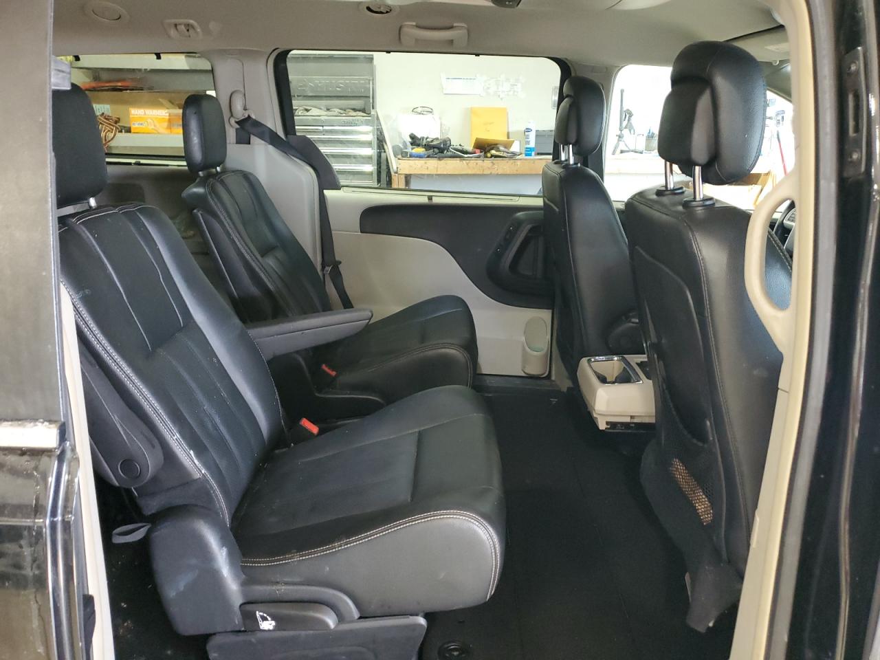 2016 Chrysler Town & Country - Image 11