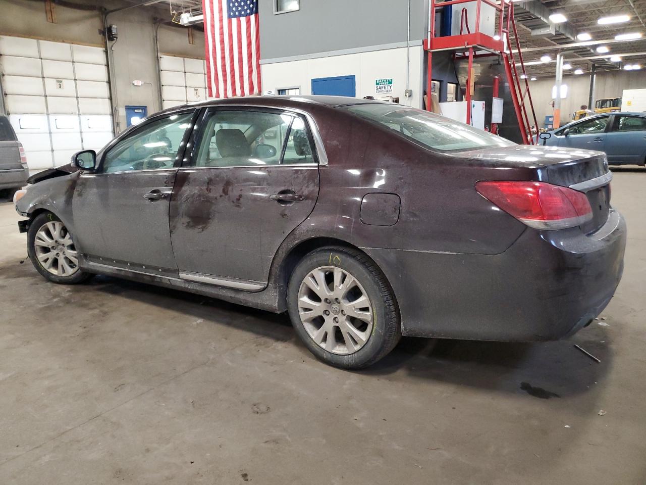 2011 Toyota Avalon - Image 2