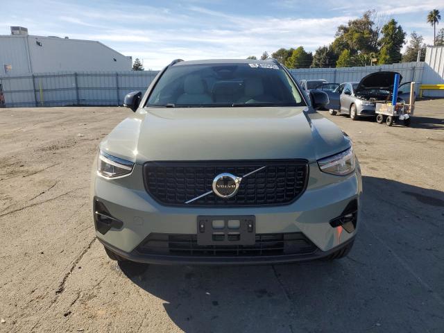  VOLVO XC40 PLUS 2024 Зеленый