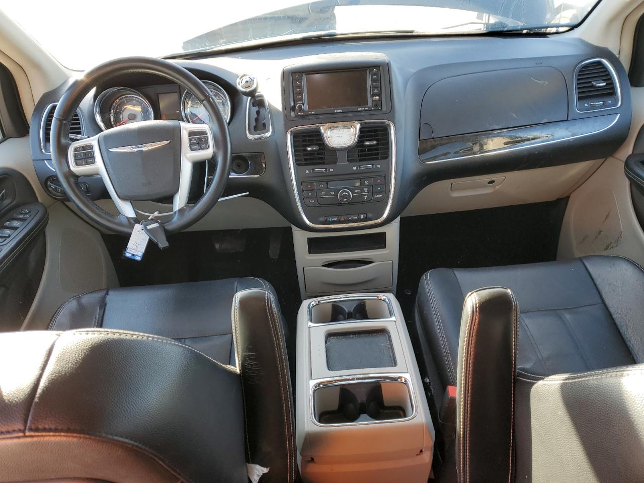 2014 Chrysler Town & Country - Image 8